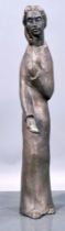 "Bittende", stehend. Bräunlich patinierter Bronzeguss, Höhe ca. 34 cm, rückseitig am Mantelsaum mon