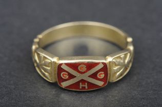 Uni-Sex-Ring, 585er Gelbgold, mittig rot unterlegte Emailleplatte mit den Buchstaben G G G H, unter