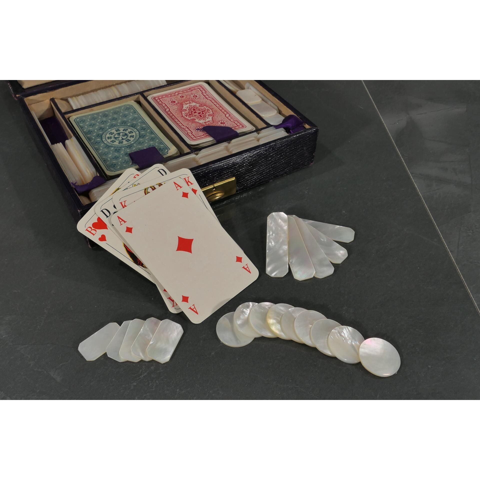 Älteres Köfferchen mit Spielkarten und einer ungezählten Vielzahl von Perlmutt Plättchen, wohl 2. D - Bild 6 aus 6