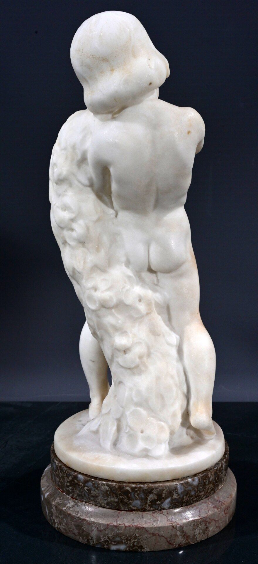 "Nackter Knabe mit Blumengirlande" - Alabaster Skulptur des R. Greiner um 1910/20. An Arbeiten der - Image 8 of 12