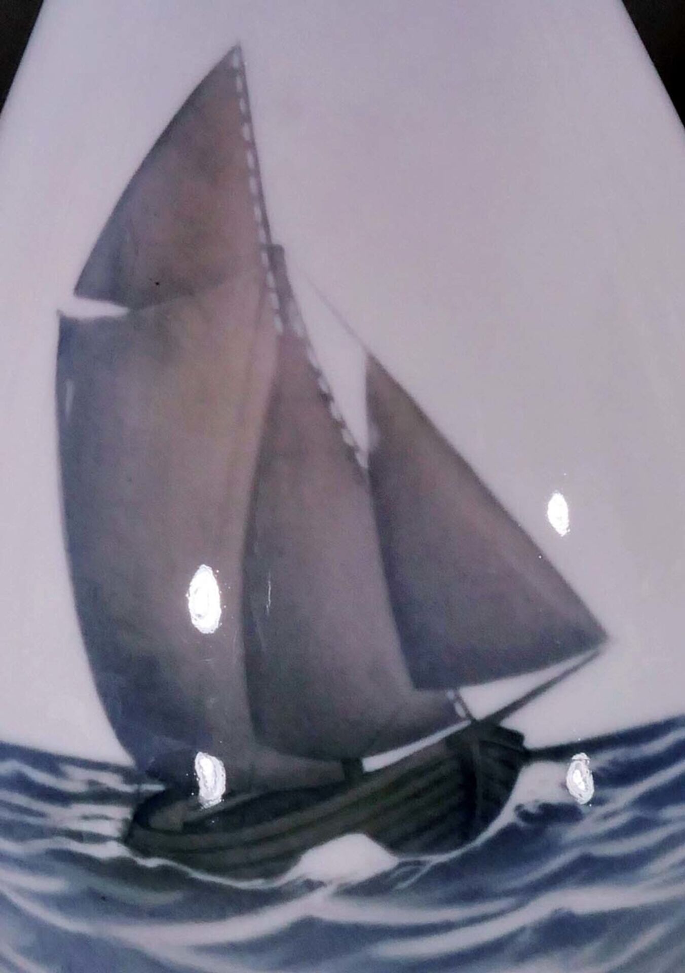 Bauchige Tischvase, Bing & Gröndahl, Weißporzellan mit polychromen "Segelschiff auf See" - Dekor, H - Bild 2 aus 5