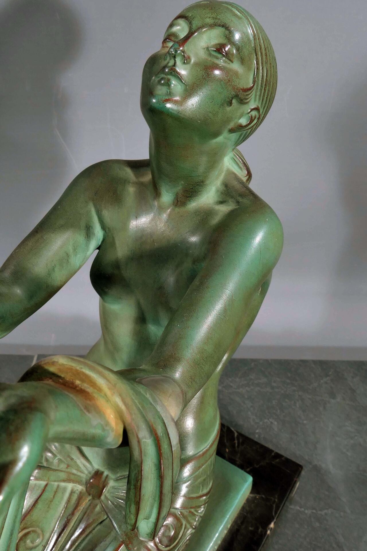 Figürliche Tischlampe im Art-Deco Stil, grün-braun patinierter Metallguss auf schwarzem Marmorsocke - Image 5 of 12