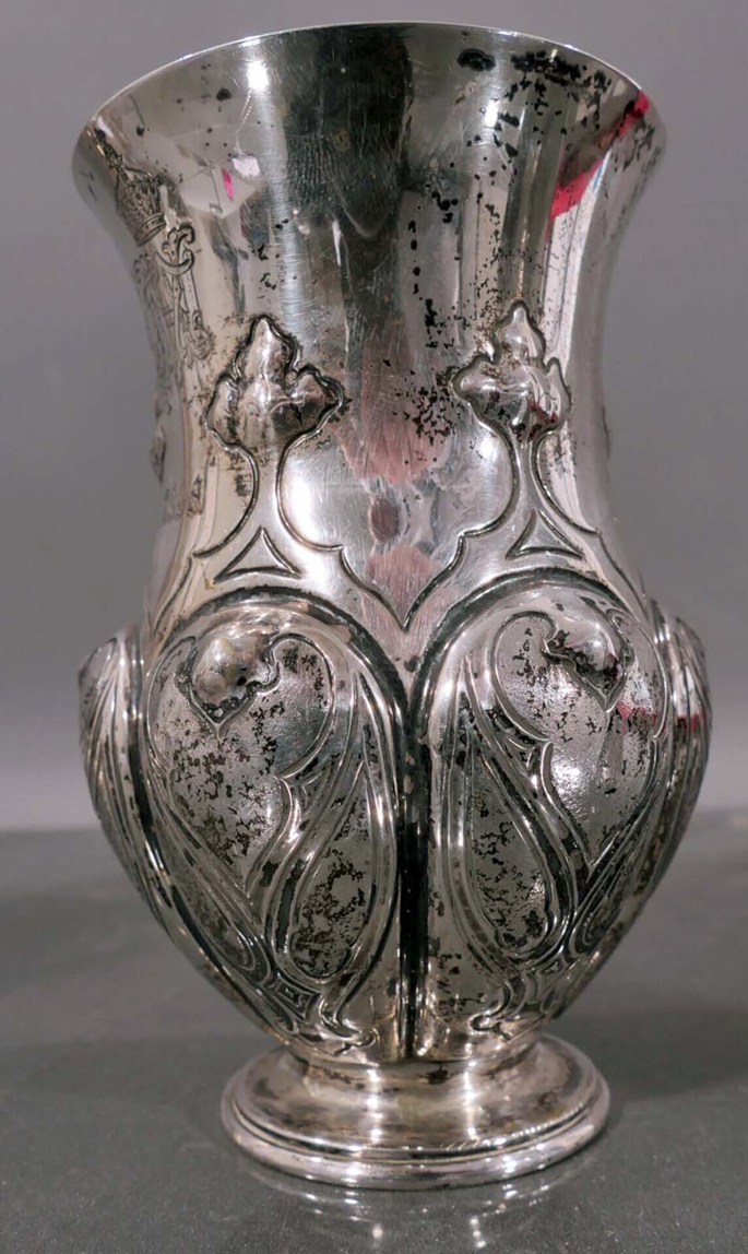 3 tlg. Konvolut versch. Gefäße aus Adelsbesitz, bestehend aus 2 Bechern aus 800er Silber & 1 Tischv - Image 3 of 5