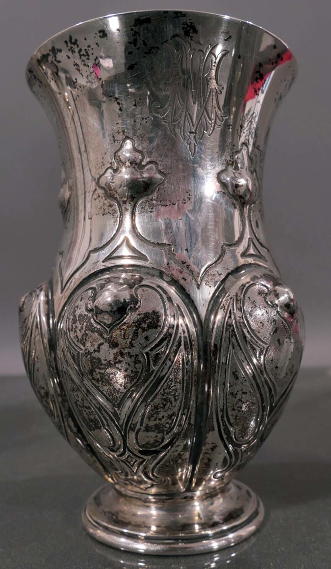 3 tlg. Konvolut versch. Gefäße aus Adelsbesitz, bestehend aus 2 Bechern aus 800er Silber & 1 Tischv - Image 4 of 5