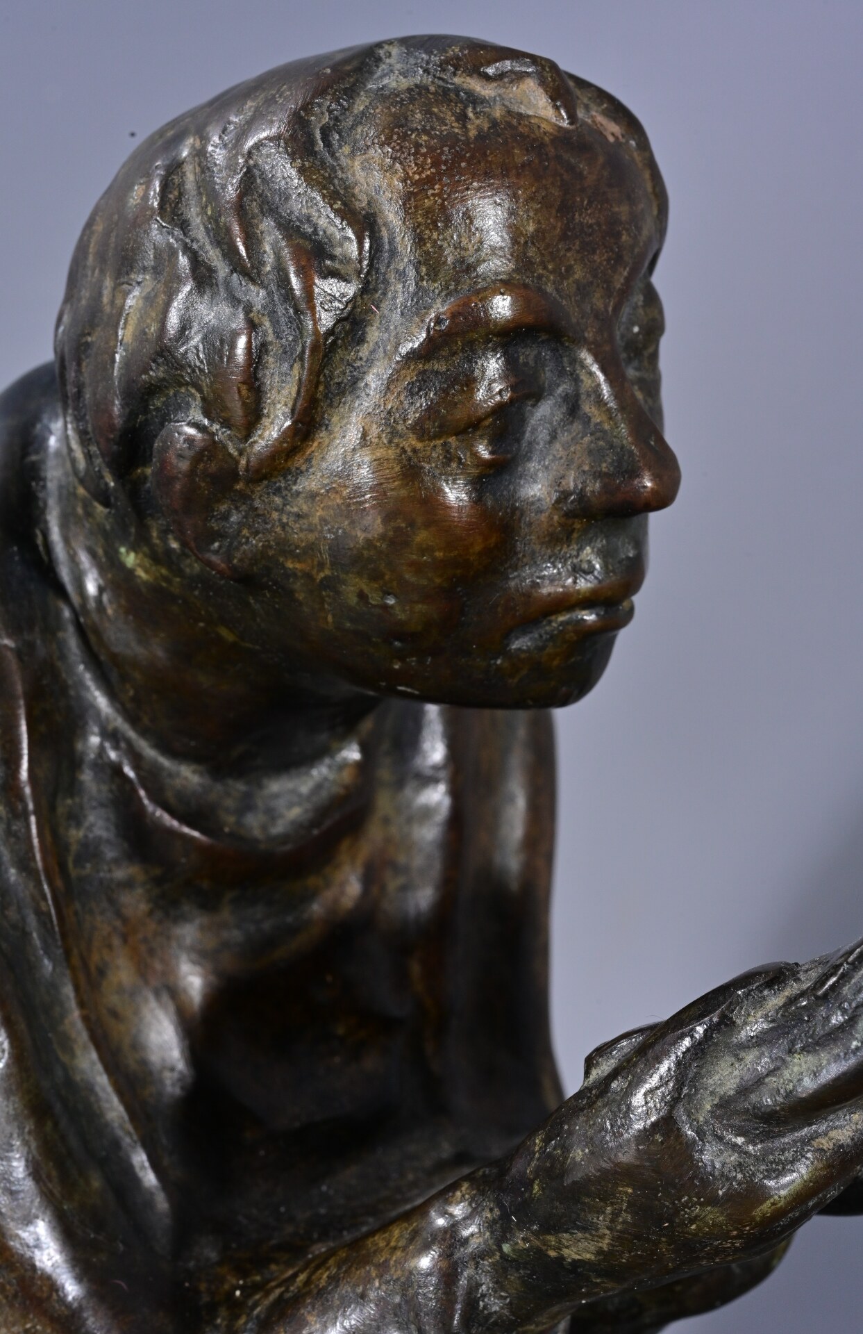 ERNST BARLACH: "DER BUCHLESER", limitierte multiple Bronze, No. 50 von 980 Exemplaren; im Walzaussc - Image 5 of 12