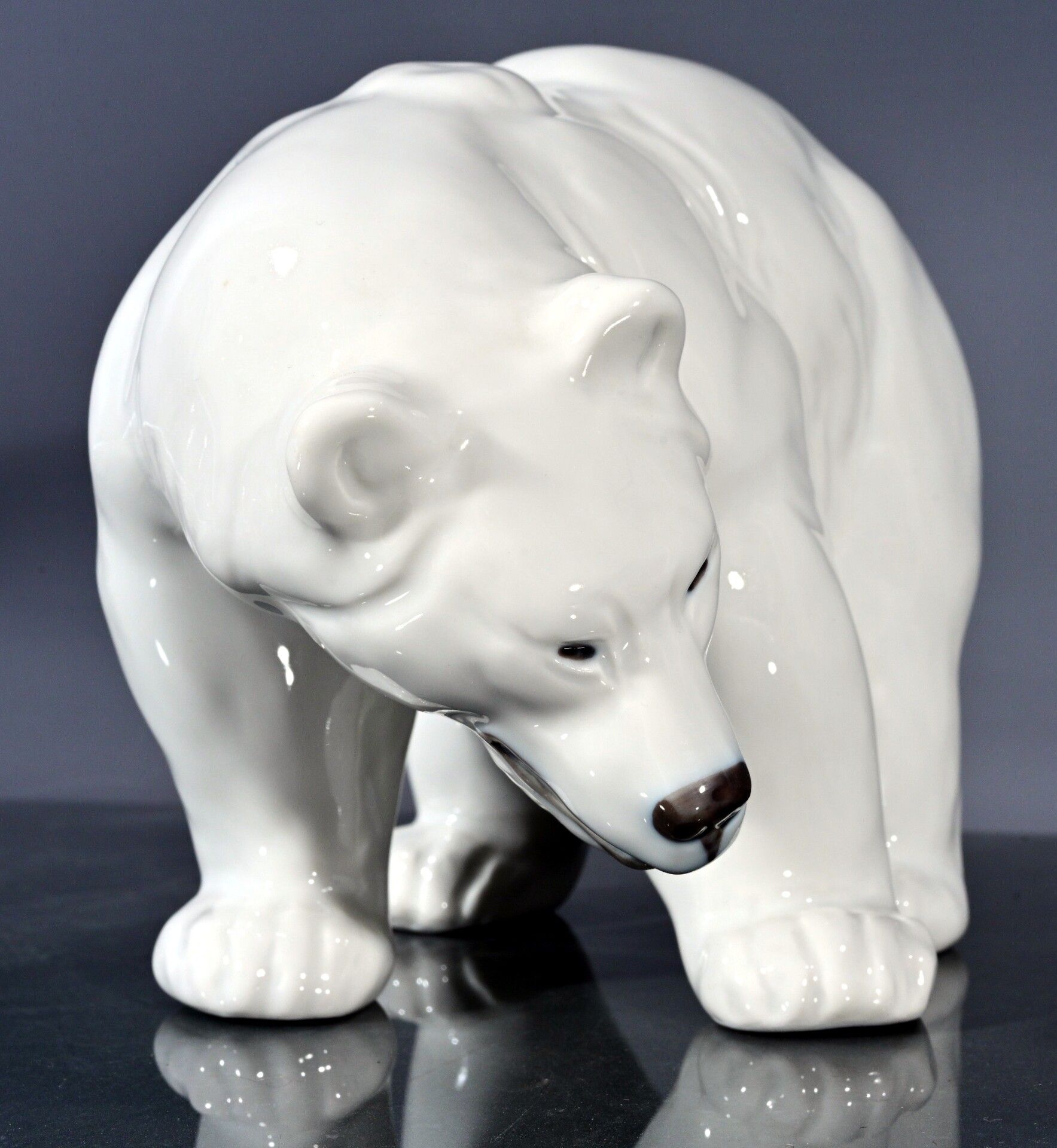 Schreitender Eisbär, Royal Copenhagen, Länge ca. 22 cm, teils polychrom staffiertes Weißporzellan,  - Bild 3 aus 7