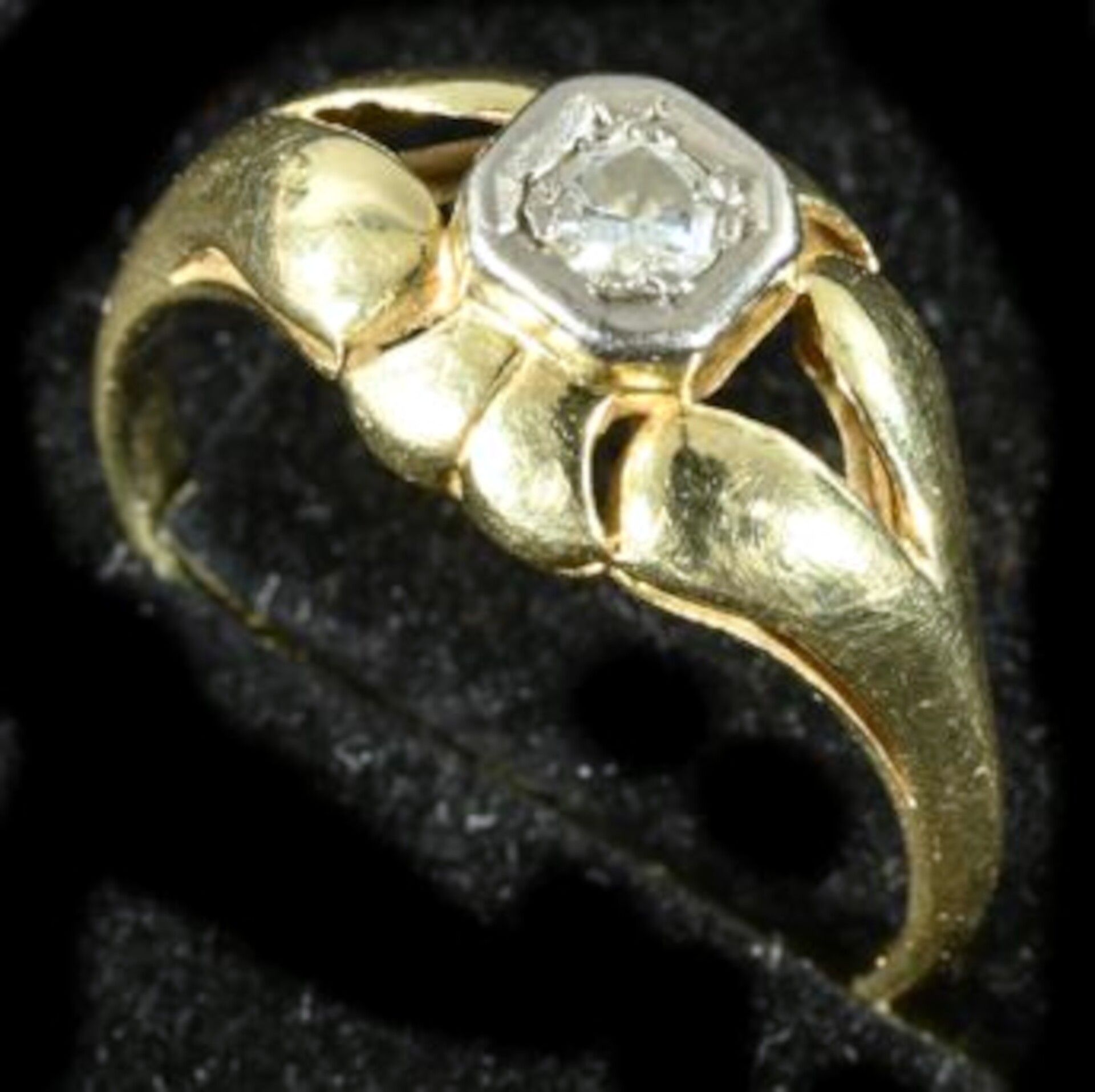 Damenring, 585er Gelbgold, der Kopf in Form einer Blüte, in deren Mitte ein ca. 0,25 ct. großer Dia