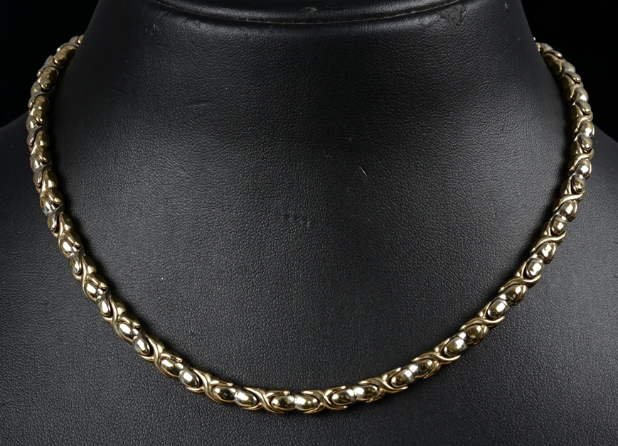 Halskette aus 585er Gelbgold; ziemlich stark miteinander verbundene, wie geflochtene, ovale Glieder - Image 2 of 4