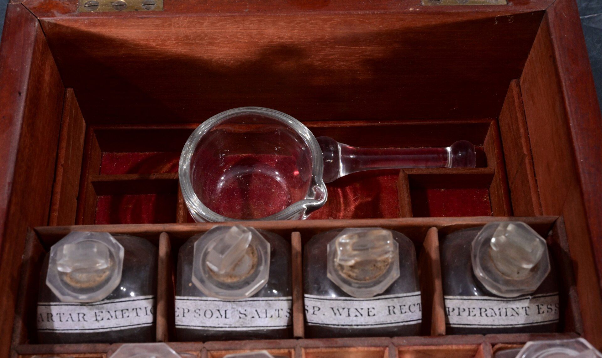 "PORTABLE DOMESTIC MEDICAL CABINET" - antike Reiseapotheke, England um 1850. Mit div. Gefäßen/Behäl - Bild 5 aus 12