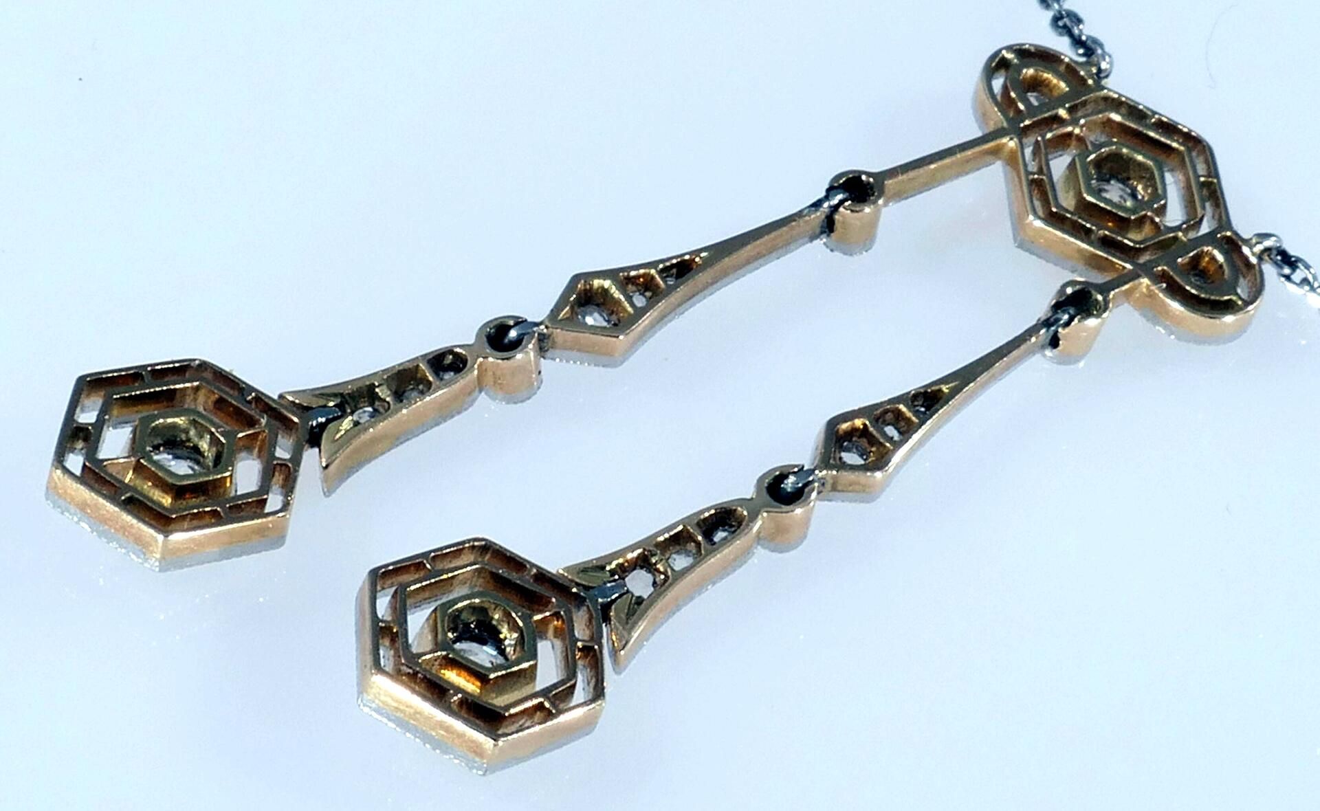Feingliedrige 900er Platin Halskette mit beweglichem, dreiteiligem Kettenanhänger aus platiniertem  - Bild 4 aus 8