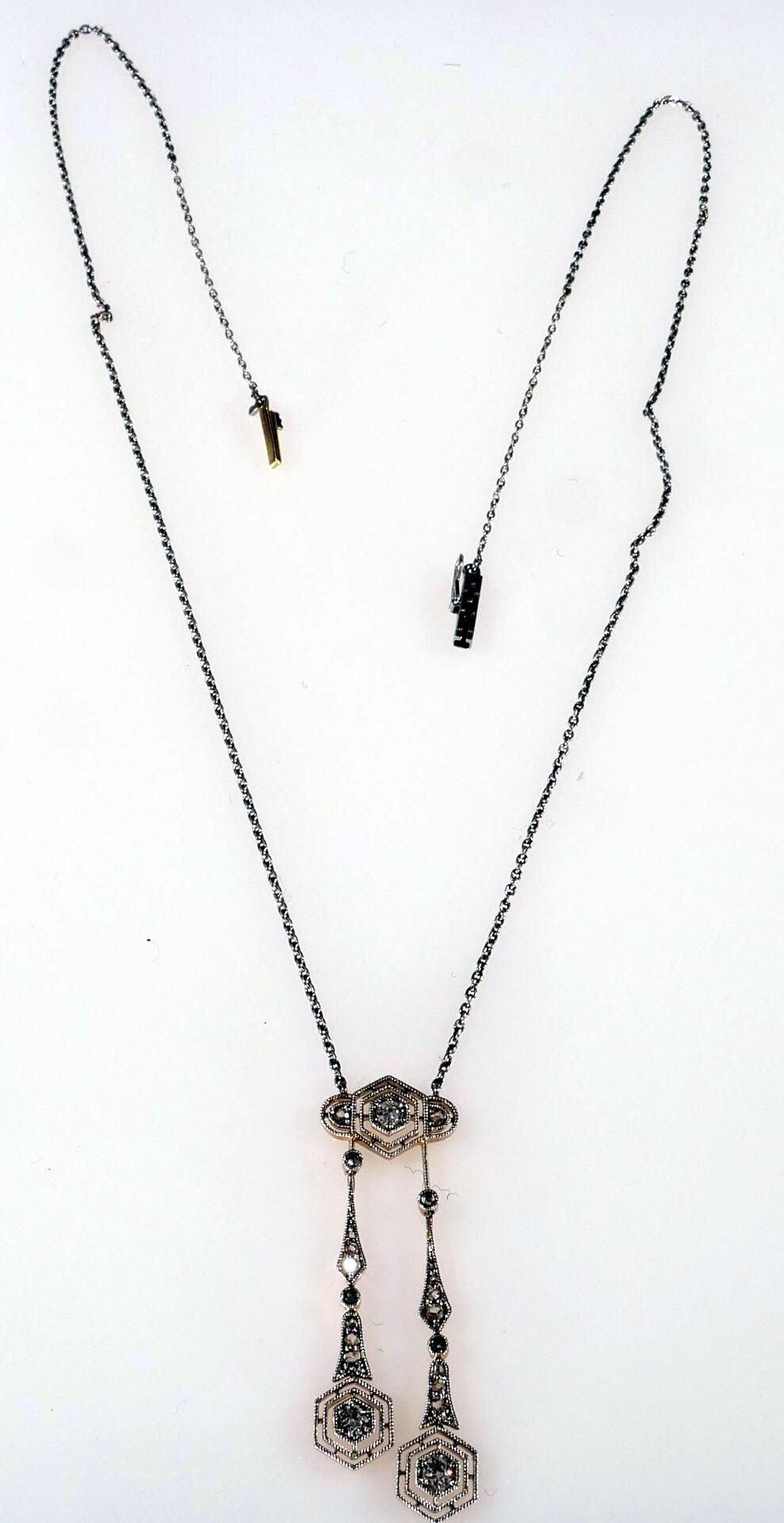 Feingliedrige 900er Platin Halskette mit beweglichem, dreiteiligem Kettenanhänger aus platiniertem  - Bild 5 aus 8