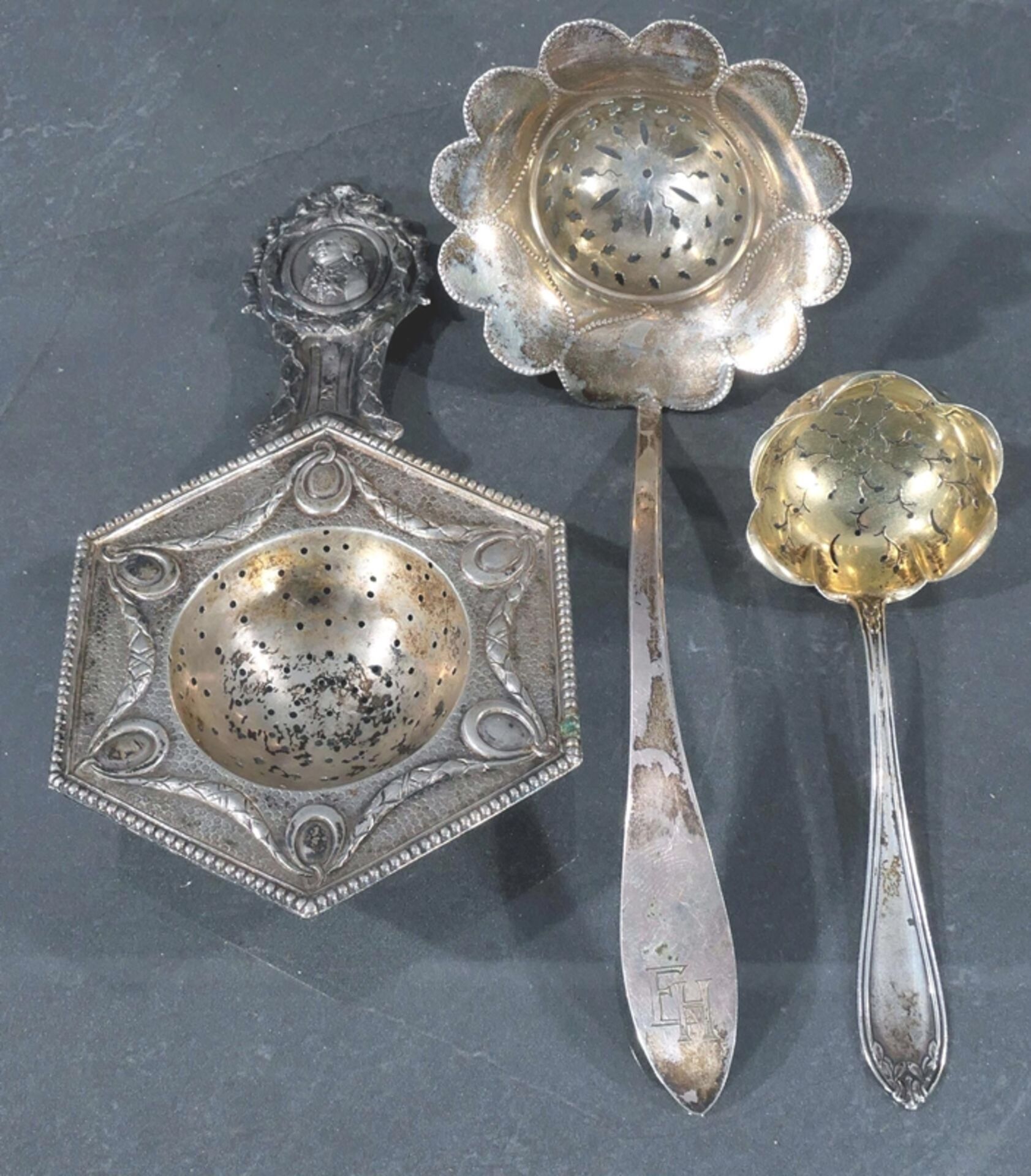 3 antike Siebe / Sieblöffel, tlw. Silber, überwiegend 19. Jhd., Lä. von ca. 13 bis ca. 19 cm. Versc