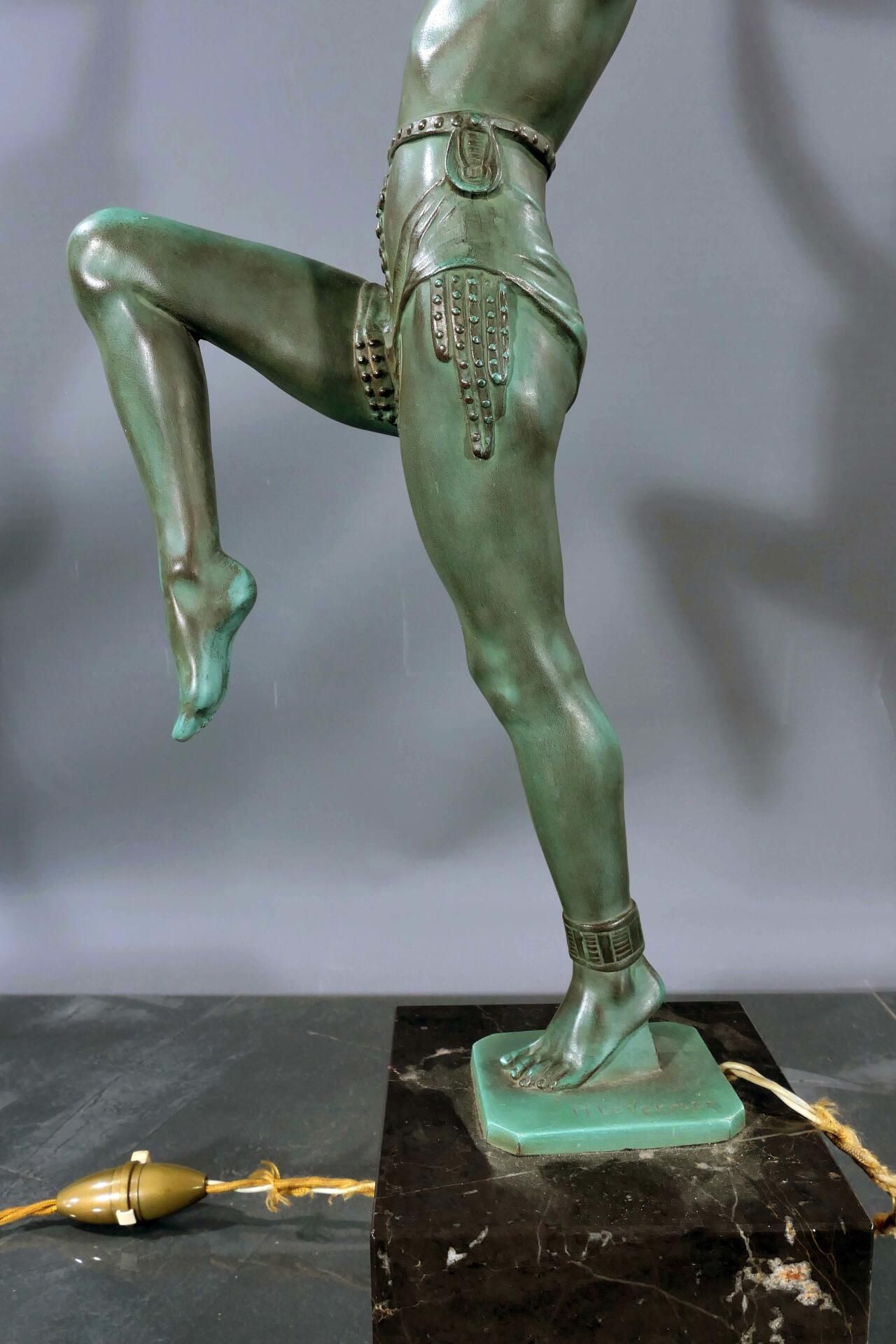 Figürliche Tischlampe im Art-Deco Stil, die nur mit einem Lendenschurz bekleidete junge Tänzerin, i - Image 14 of 15