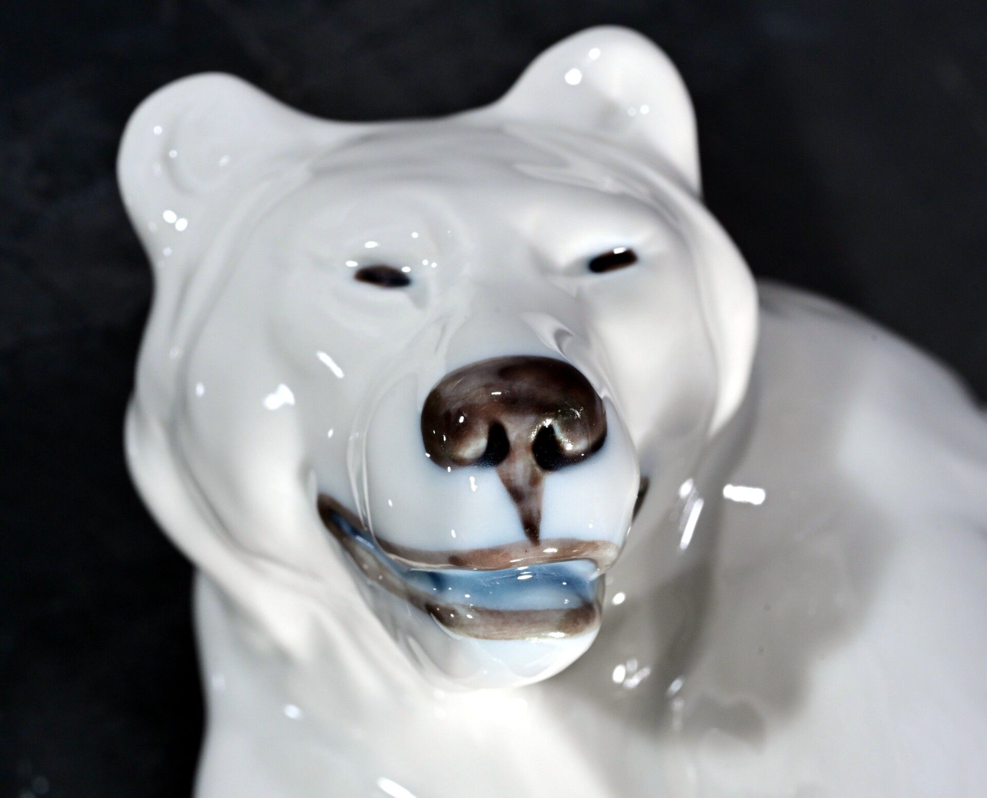 Schreitender Eisbär, Royal Copenhagen, Länge ca. 22 cm, teils polychrom staffiertes Weißporzellan,  - Bild 7 aus 7