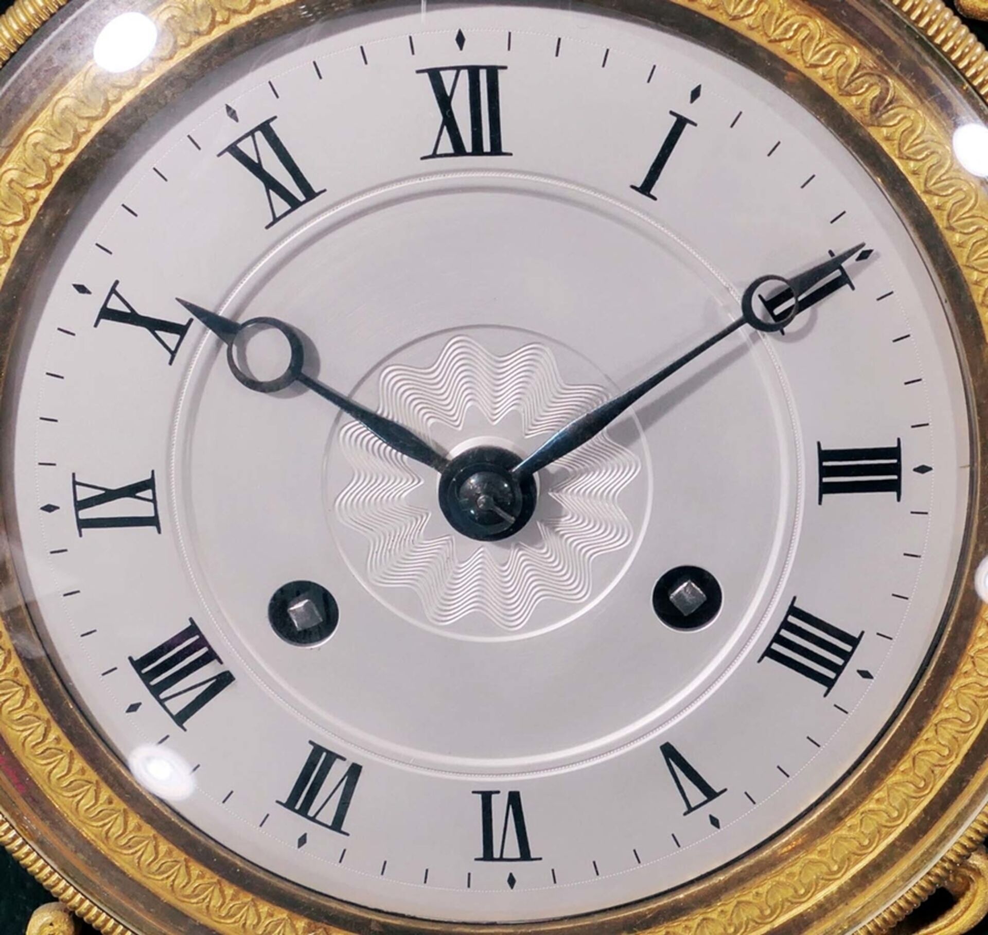 Feine Kaminuhr, sog. Pendule, ungeprüftes mechanisches Uhrwerk mit Fadenaufhängung, Schlaf auf Gloc - Image 3 of 6