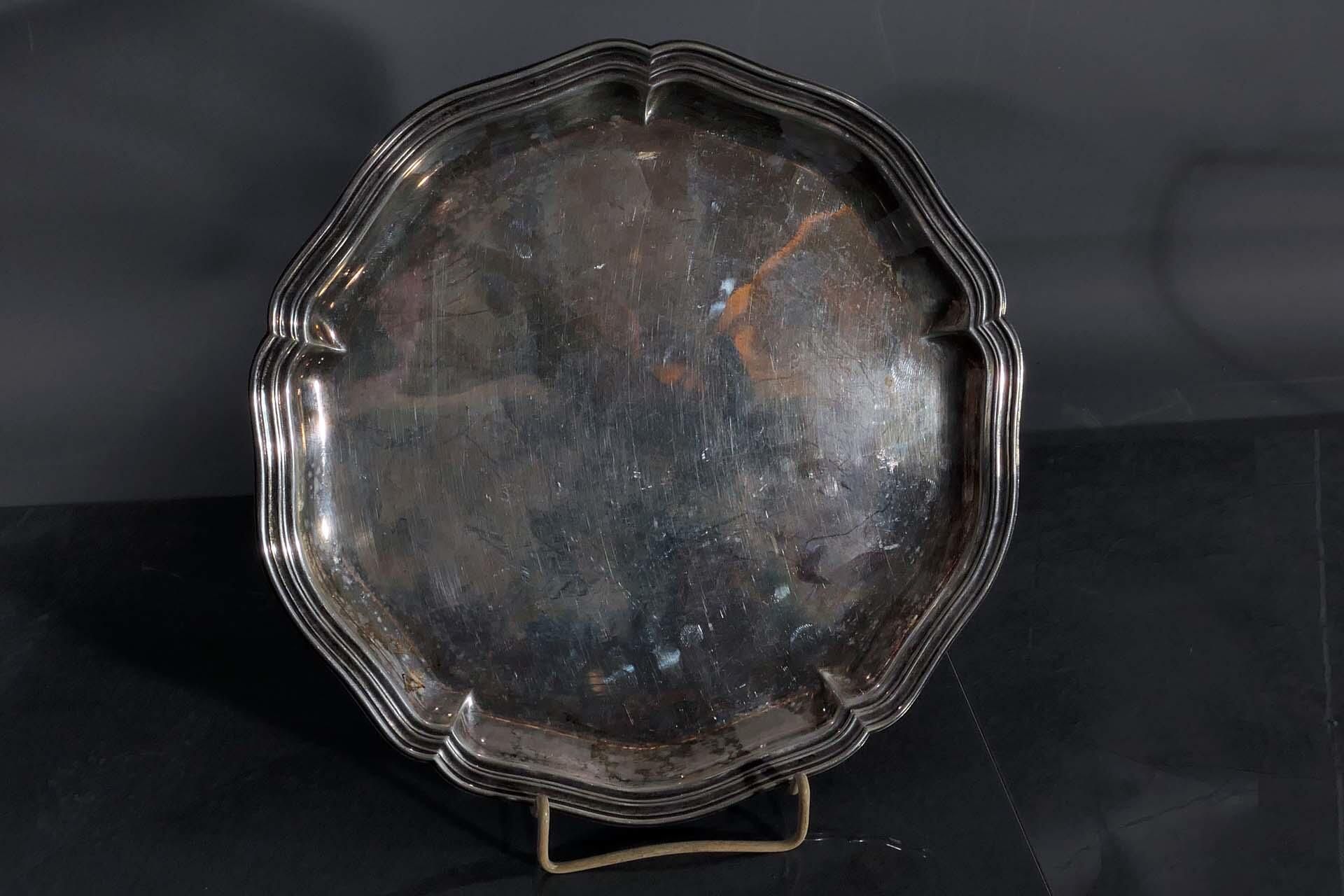 Rundes Tablett / Platte, mehrfach gewellter Rand, ca. 360 gr. 835er Silber, Dm ca. 26 cm, geringe A - Bild 2 aus 5