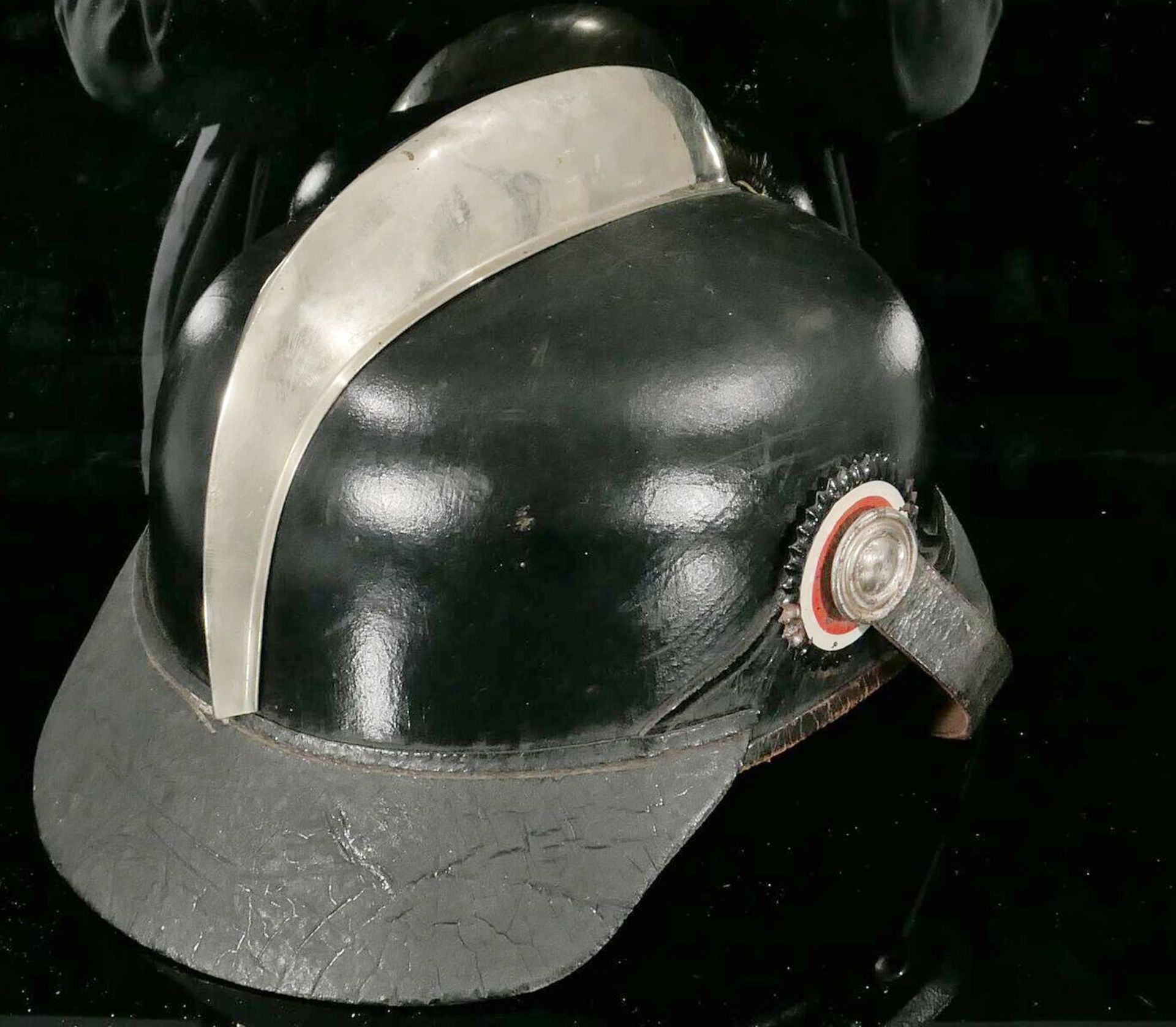 Antiker preußischer Feuerwehrhelm, Kaiserzeit, frontal mit Wahlspruch "Suum Cuique", sehr schöner g - Image 3 of 5
