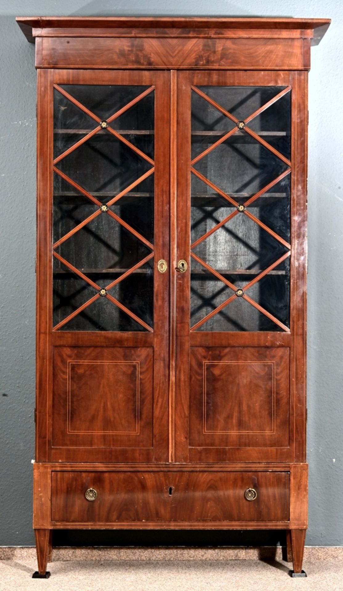 Eleganter Bücherschrank, Biedermeier um 1820/30, Mahagoni massiv und furniert, helle Fadenintarsia, - Bild 18 aus 21