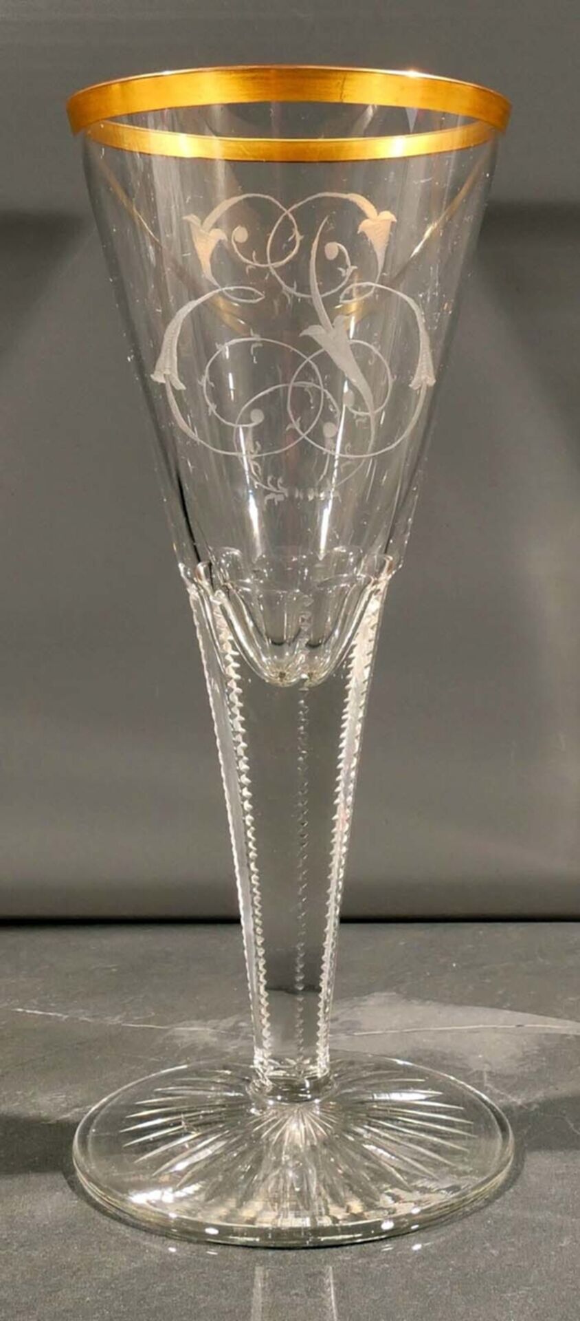 Prachtvolles Pokalglas in "Lauensteiner" - Manier, ligiertes Besitzermonogramm, Goldrand, Höhe 22 c - Bild 3 aus 6