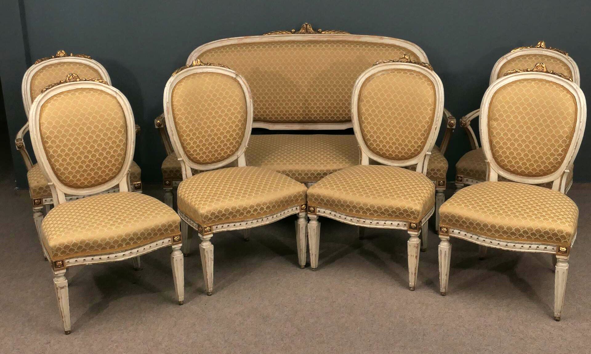 7 tlg. Ameublement, Stil Louis XVI, Ende 19. Jhd., weiß-gold gefasste Hartholzgestelle, intaktes Po