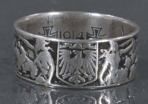 Antiker Silberring, 800er Silber, außen mit teils plastisch erhaltenen Dekoren, innen bez.: "Wir De
