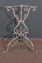 Antikes Tischgestell, Eisen lackiert, dreipassiger Fuß, partiell floraler Dekor. H ca. 76 cm.