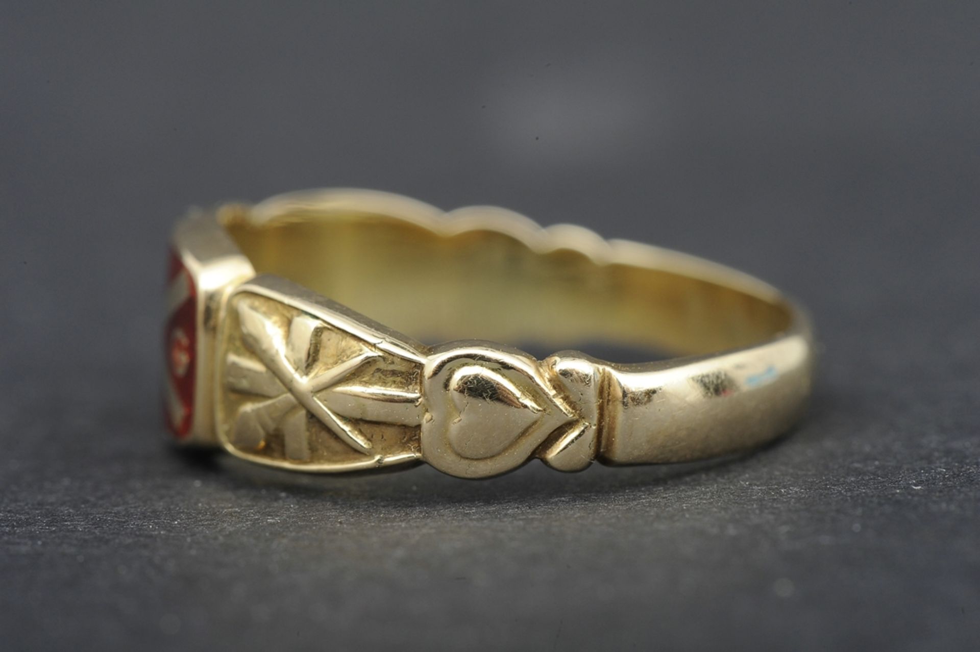 Uni-Sex-Ring, 585er Gelbgold, mittig rot unterlegte Emailleplatte mit den Buchstaben G G G H, unter - Bild 3 aus 5