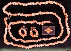 4 teiliges Korallen - Schmuckset, bestehend aus Halskette (Lä. ü.a. ca. 89 cm), Paar Ohrstecker (Lä
