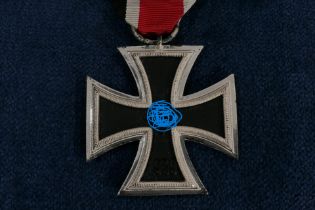 Eisernes Kreuz 2. Klasse an Bandstück, nachträglich polierter, getragener Erhalt.