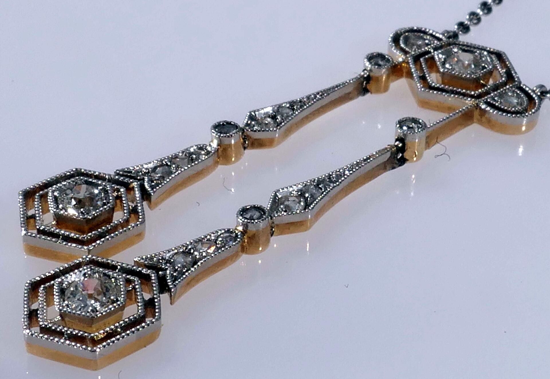 Feingliedrige 900er Platin Halskette mit beweglichem, dreiteiligem Kettenanhänger aus platiniertem  - Bild 6 aus 8