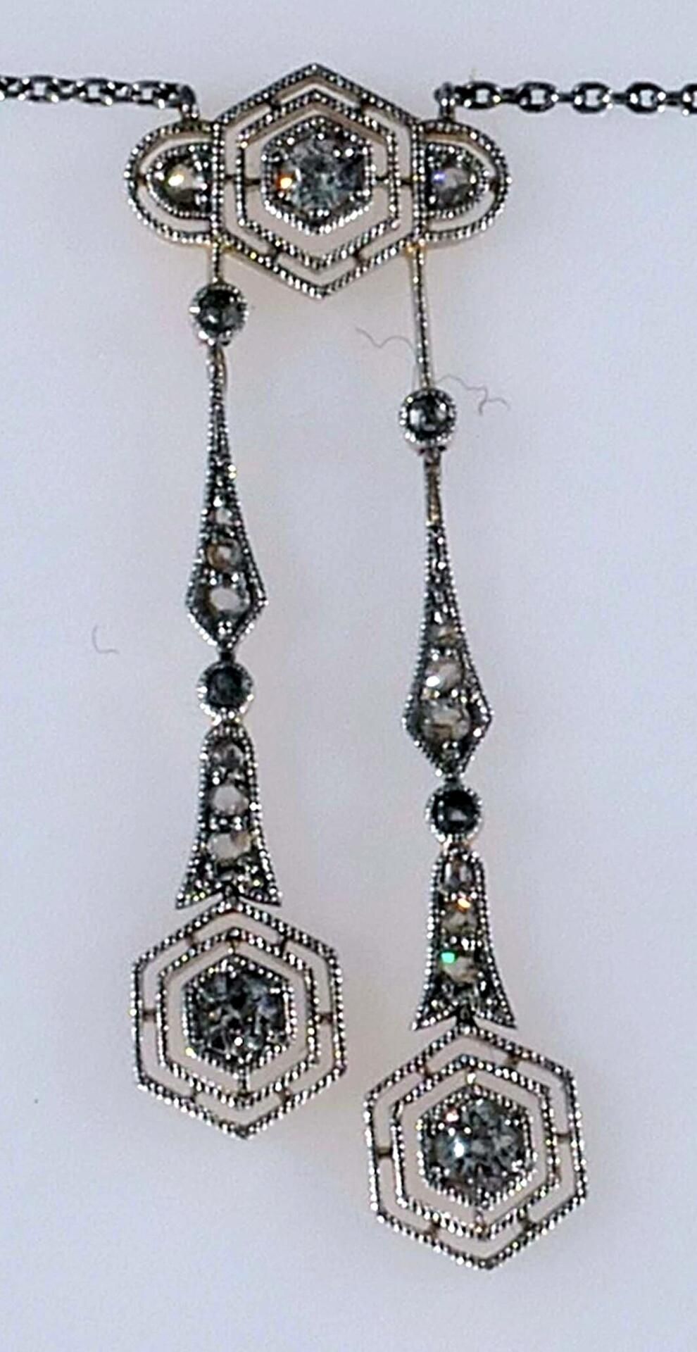 Feingliedrige 900er Platin Halskette mit beweglichem, dreiteiligem Kettenanhänger aus platiniertem  - Bild 7 aus 8