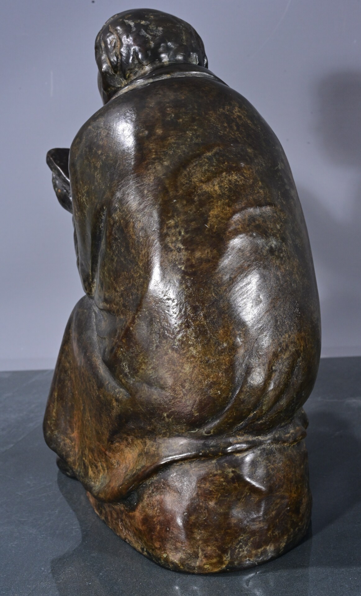 ERNST BARLACH: "DER BUCHLESER", limitierte multiple Bronze, No. 50 von 980 Exemplaren; im Walzaussc - Image 7 of 12