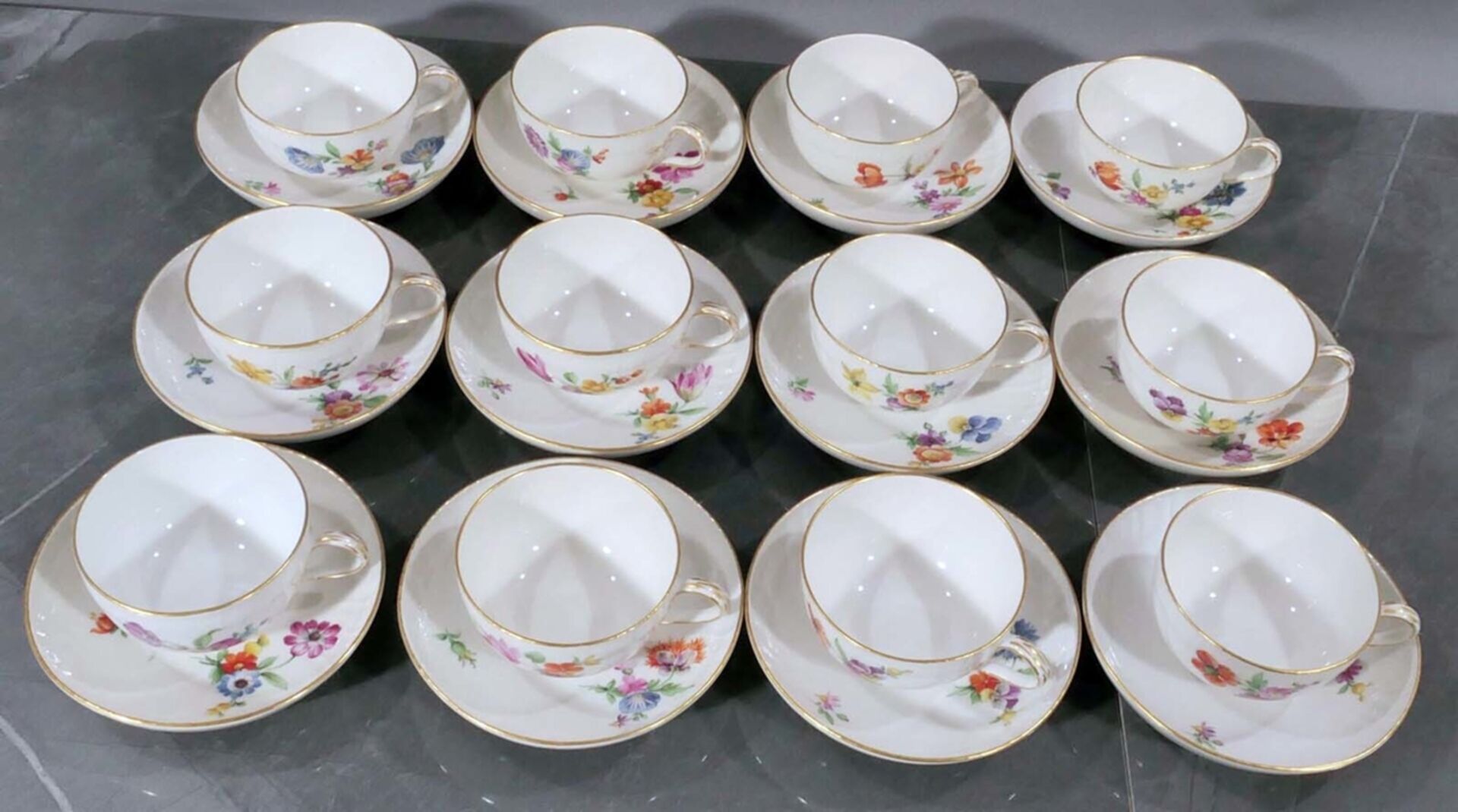 Folge von 12 zweiteiligen Teetassen der KPM-Berlin, elfenbeinfarbiges Weißporzellan, mit polychrome - Bild 6 aus 9