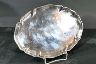 Flaches ovales 830er Silbertablett, ca. 24 x 17,5 cm. Schöner gebrauchter Erhalt, ca. 167 gr.