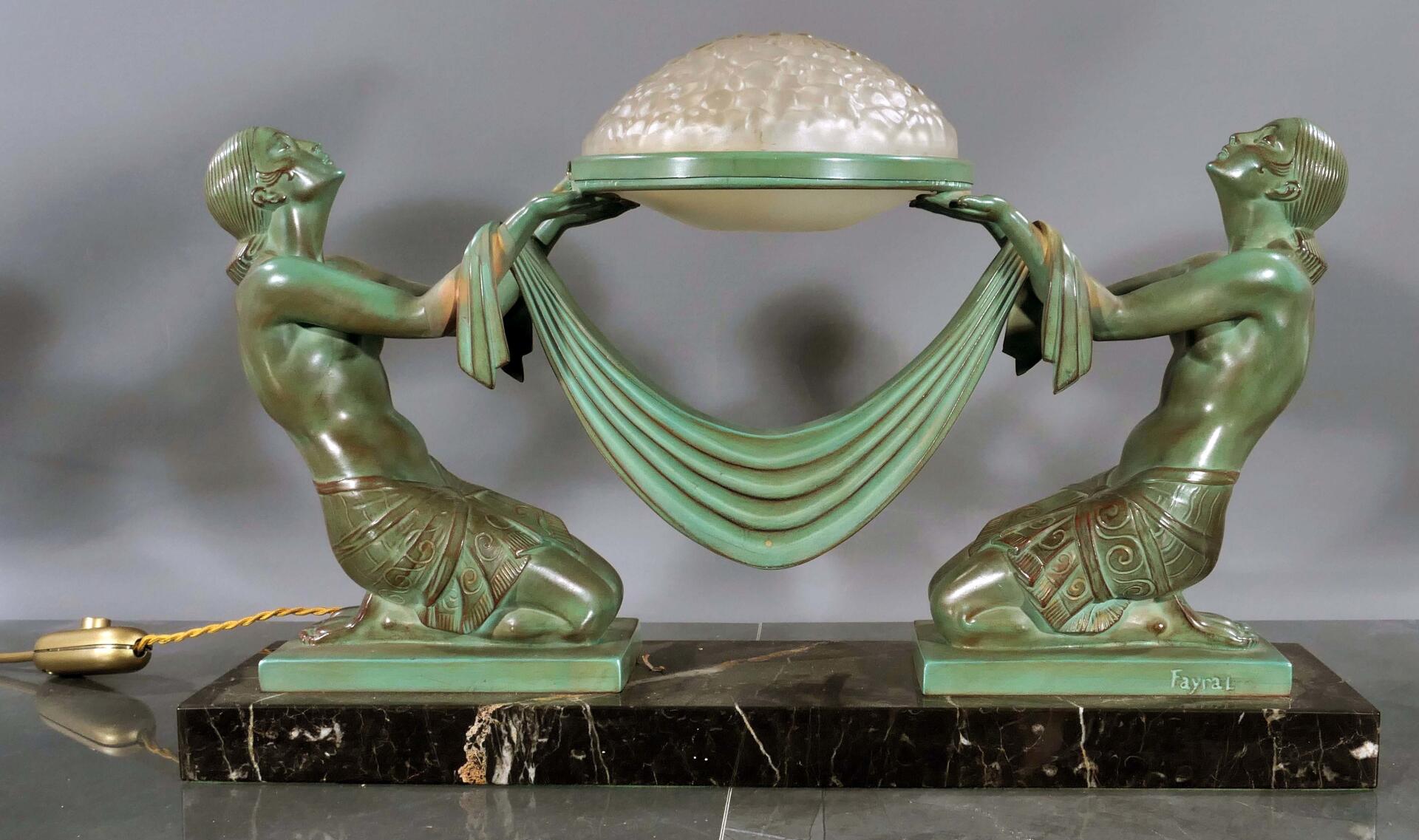 Figürliche Tischlampe im Art-Deco Stil, grün-braun patinierter Metallguss auf schwarzem Marmorsocke