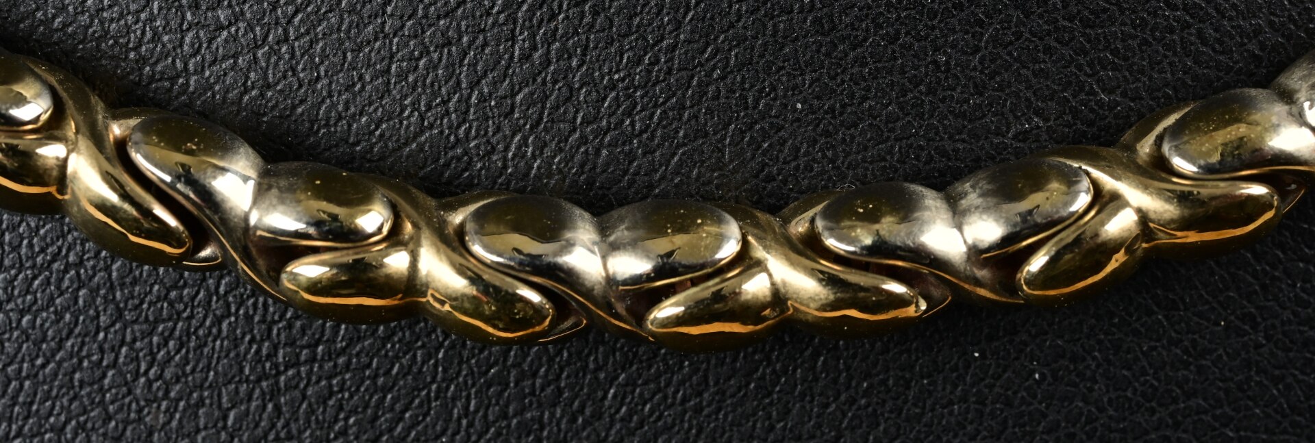 Halskette aus 585er Gelbgold; ziemlich stark miteinander verbundene, wie geflochtene, ovale Glieder - Image 4 of 4
