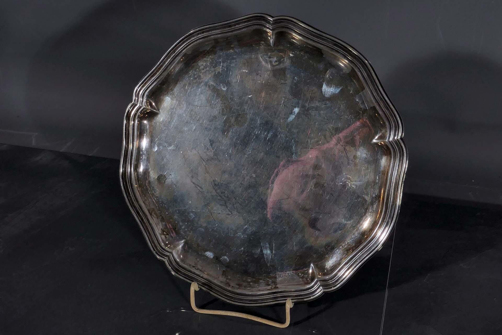 Rundes Tablett / Platte, mehrfach gewellter Rand, ca. 360 gr. 835er Silber, Dm ca. 26 cm, geringe A