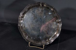 Rundes Tablett / Platte, mehrfach gewellter Rand, ca. 360 gr. 835er Silber, Dm ca. 26 cm, geringe A