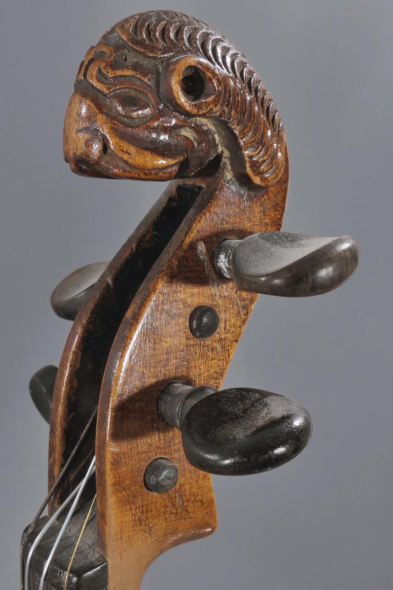 Ältere Violine in hölzernem Transportkoffer mit einem Bogen, geschnitzter Löwenkopfabschluss, auf P - Image 4 of 15
