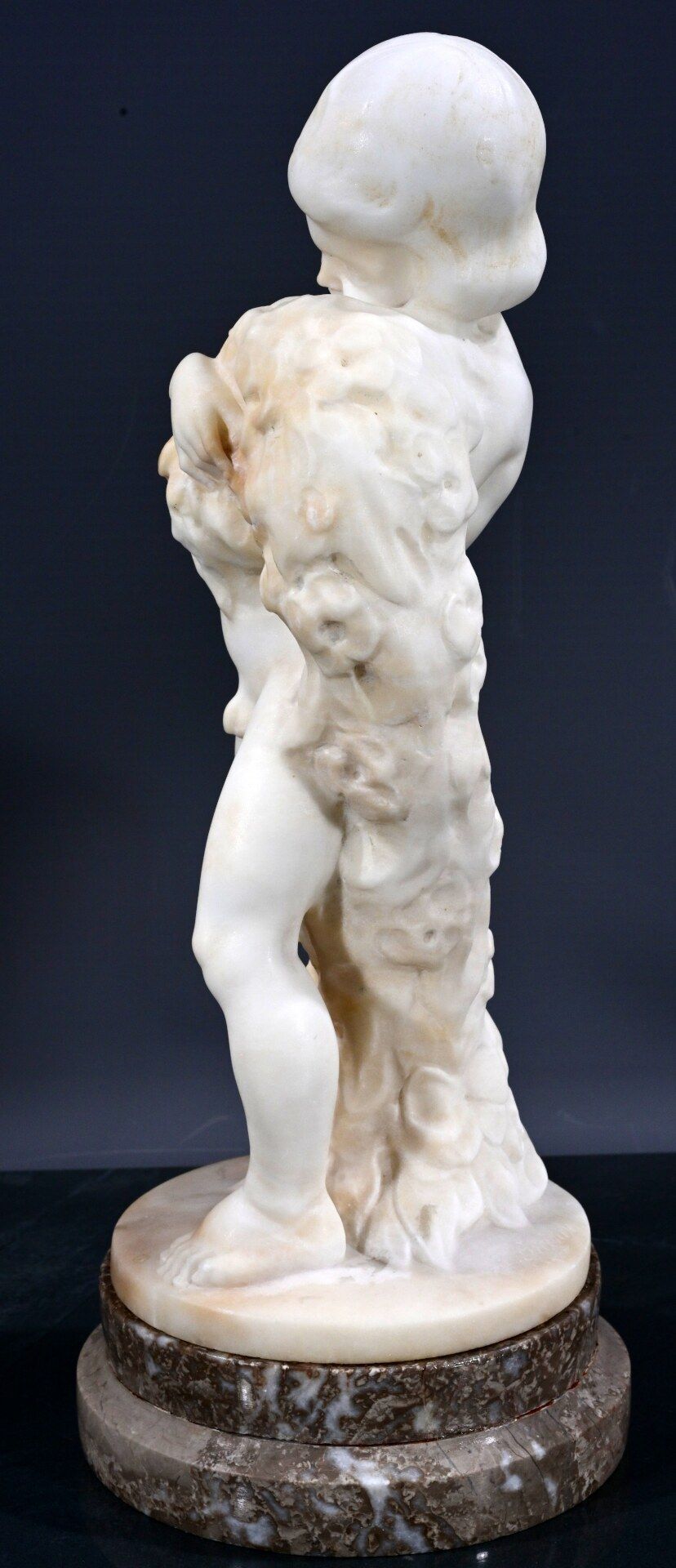 "Nackter Knabe mit Blumengirlande" - Alabaster Skulptur des R. Greiner um 1910/20. An Arbeiten der - Image 9 of 12