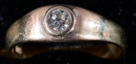 Schlichter 585er Gelbgoldring, mit 1 Diamant in Brillantschliff (ca. 0,20 ct.) besetzt. Ringgröße 5