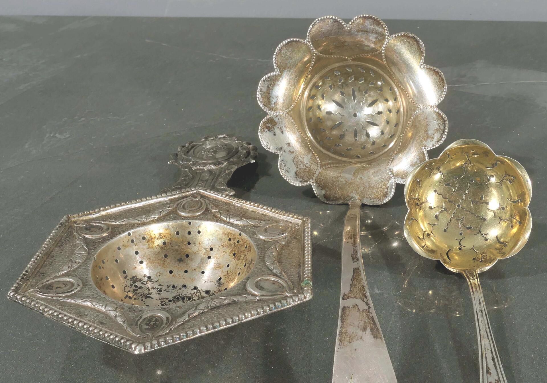 3 antike Siebe / Sieblöffel, tlw. Silber, überwiegend 19. Jhd., Lä. von ca. 13 bis ca. 19 cm. Versc - Image 2 of 15