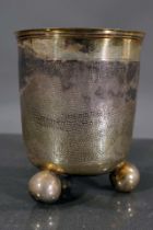 Antiker Kugelfußbecher, 18.Jhd, Silber teilvergoldet, drei ausgestellte Kugelfüße, Wandung partiell