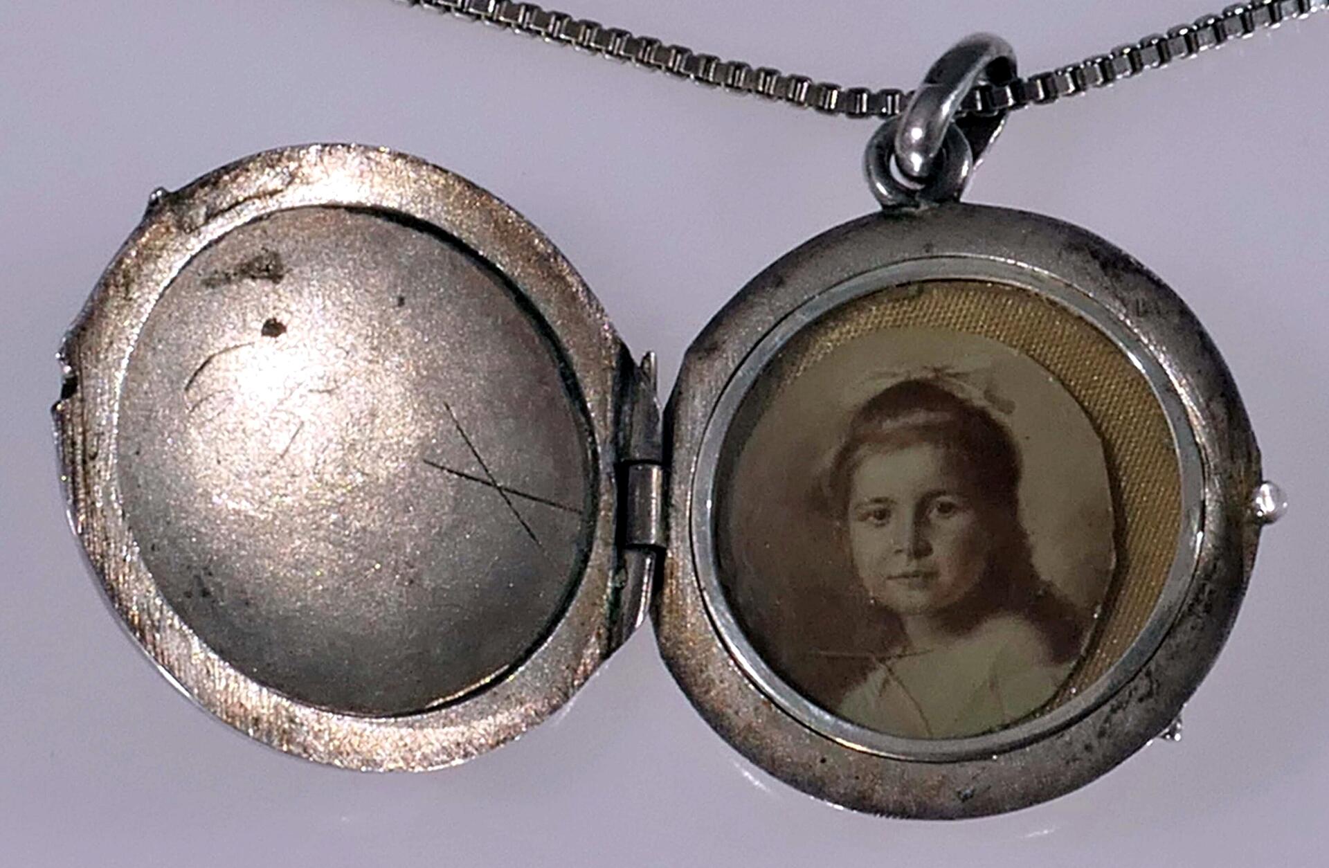 Silberne Halskette mit emailliertem Medaillon-Kettenanhänger, vorderseitig mit "Rosenblüten"-Dekor, - Image 5 of 7