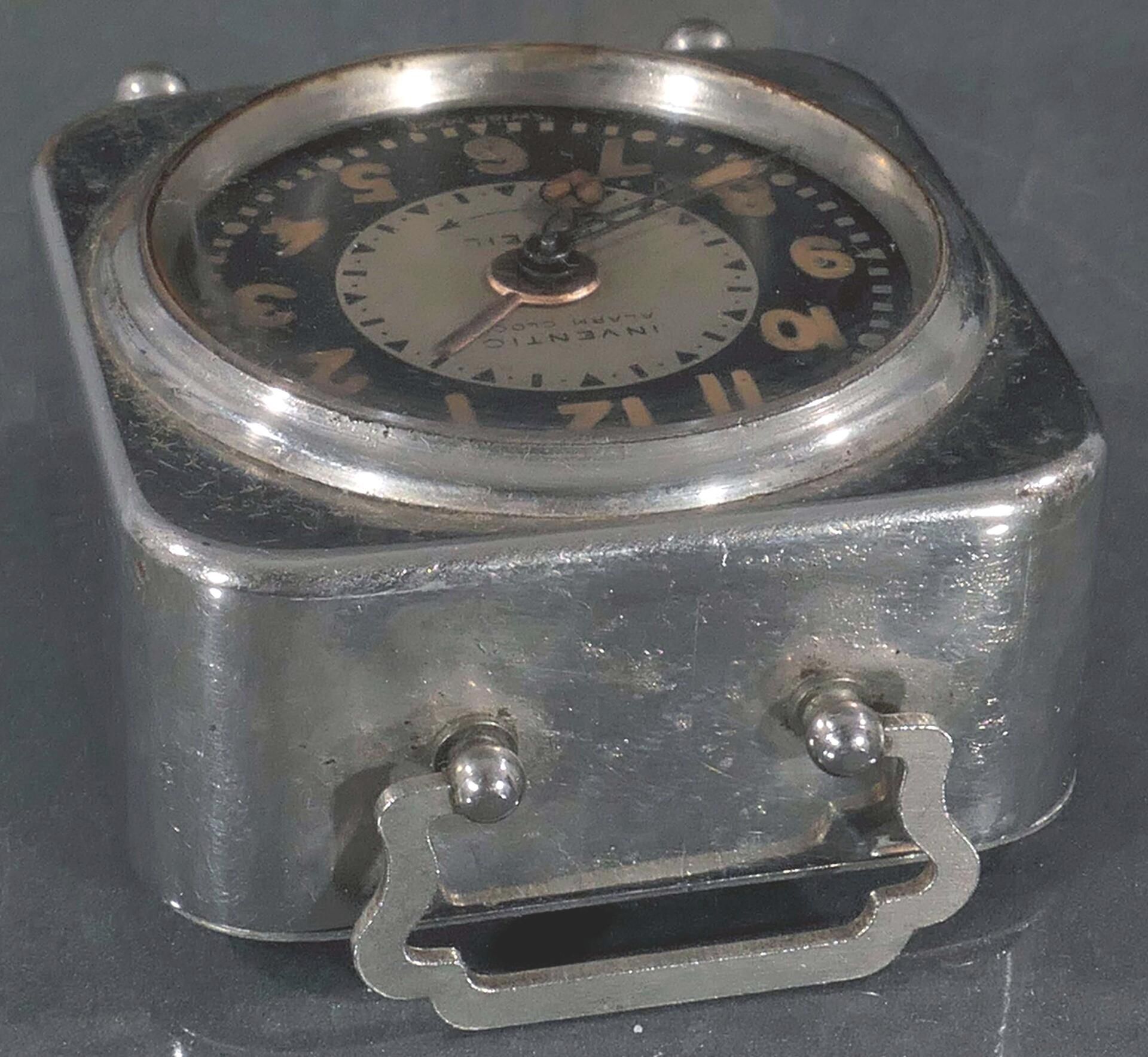 "Inventic Alarm Clock" - antiker Reisewecker in org. Lederetui um 1900 / 20, vernickeltes Metallgeh - Bild 8 aus 9