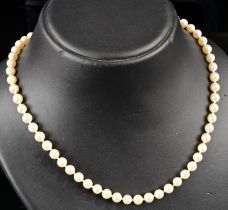 Zeitlos elegante Perlenkette, Perlen einzeln geknotet, silbrigweißer Lüster, Länge ü. A. ca. 48,5 c