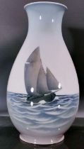 Bauchige Tischvase, Bing & Gröndahl, Weißporzellan mit polychromen "Segelschiff auf See" - Dekor, H