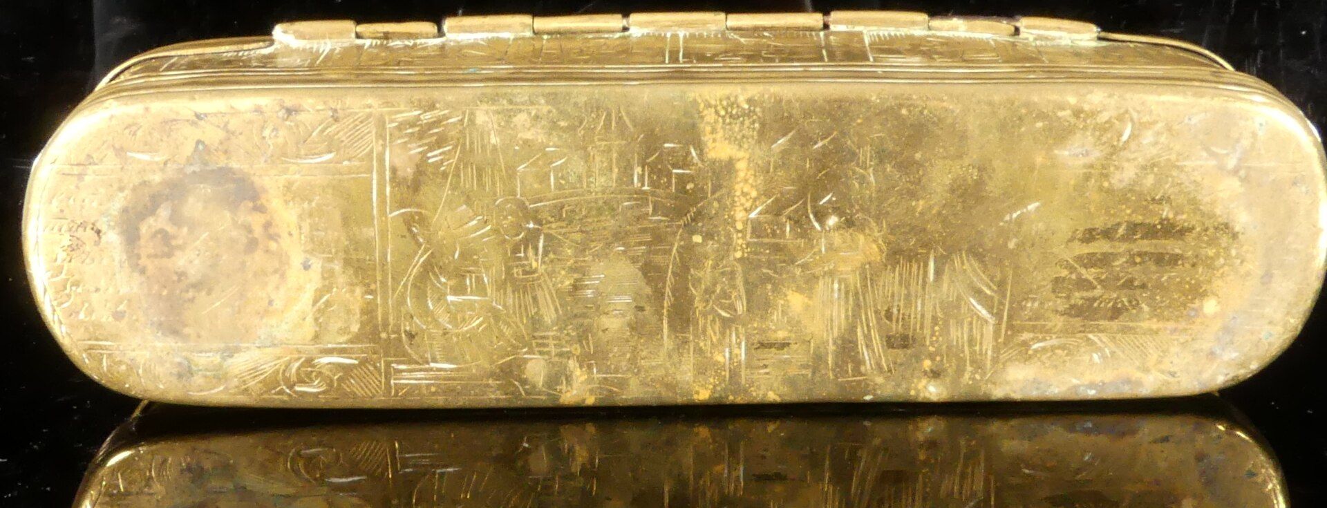Antike Tabatiere des 18. Jhdts., wohl Iserlohn; Messing, Länge ca. 17,5 cm. Stärkere Alters- und Ge - Image 6 of 6