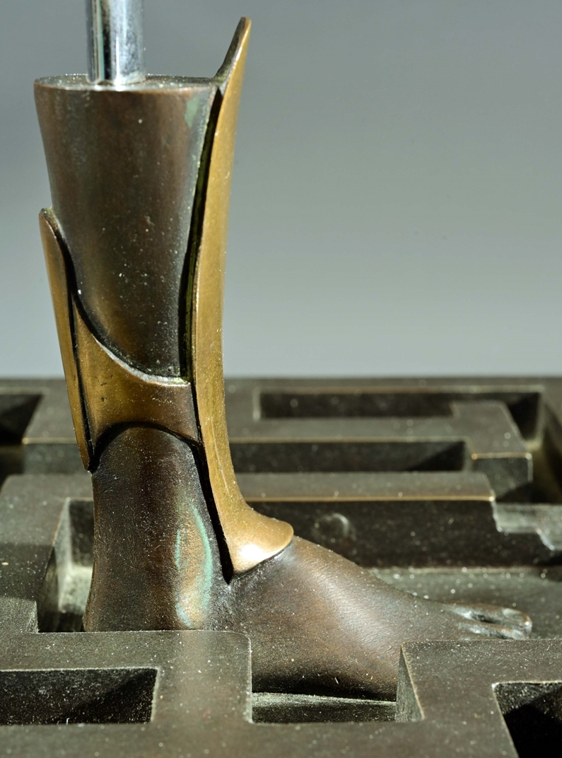 "Minotaurus" - (1977) auf Sockel stehende Figur aus Bronze, Messing und Messing verchromt, Entwurf - Image 13 of 23