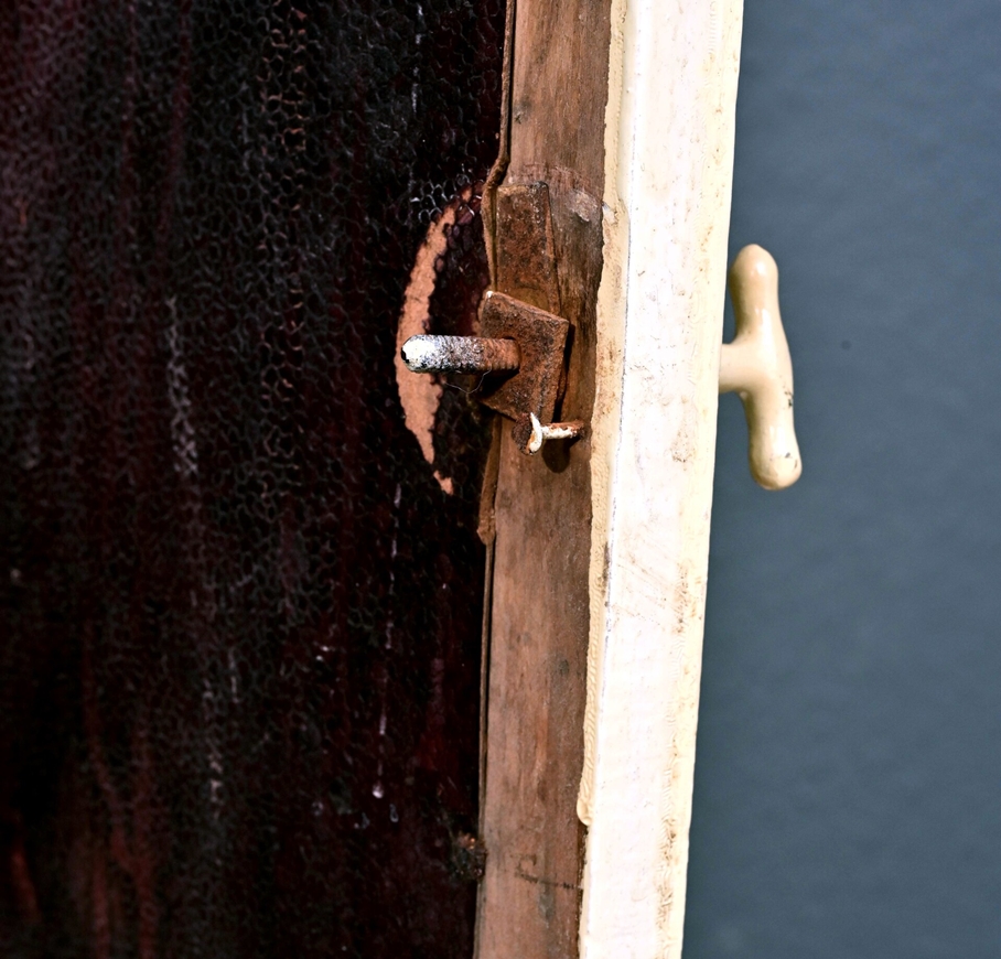 Antikes, kleines Schränkchen, altweiß gestrichener Holzkorpus mit 3 Schubläden und einer Tür, in de - Image 4 of 8